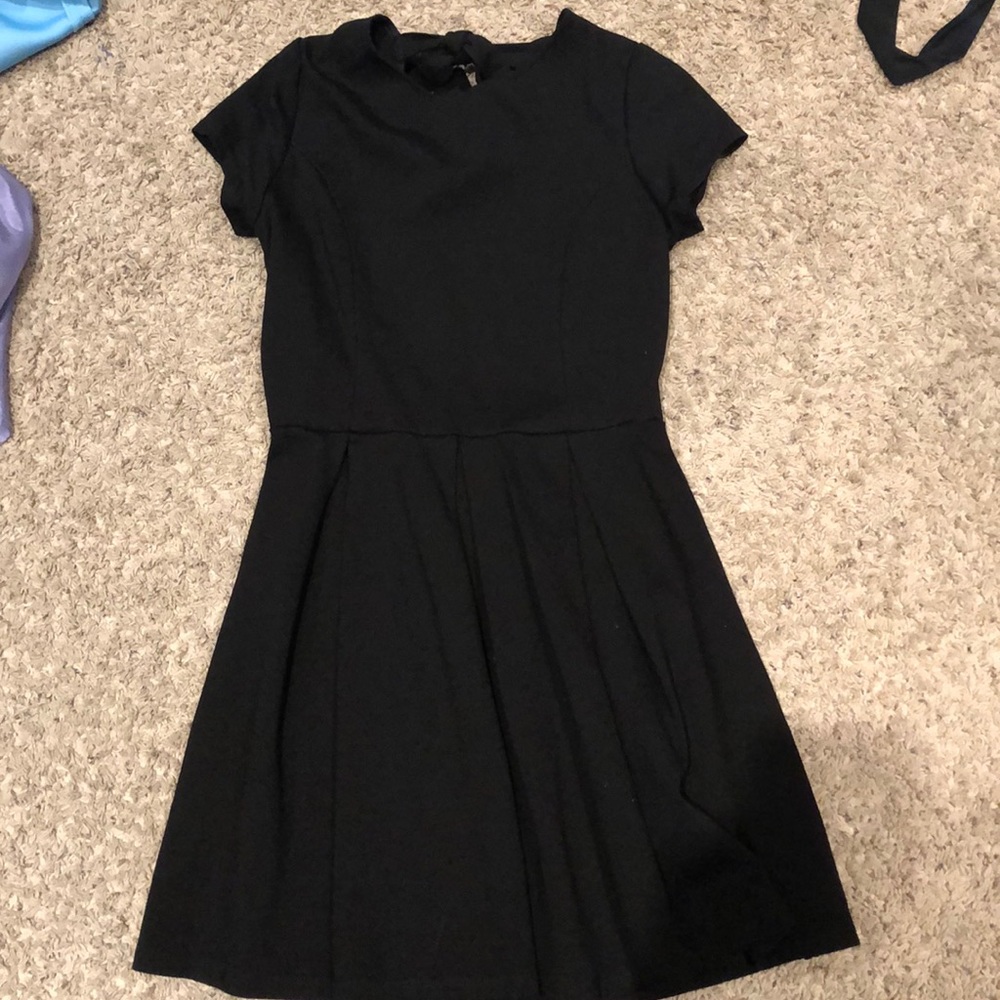 CLASSIC BACKLESS BLACK DRESS